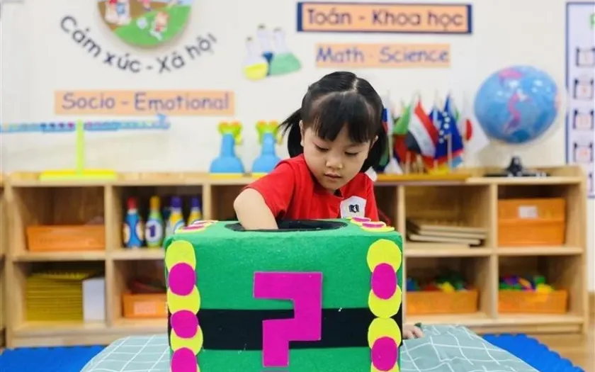 Bé đoán đồ vật trong hộp mù