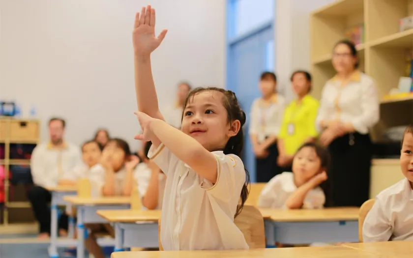 Bé giơ tay trả lời câu hỏi nhanh