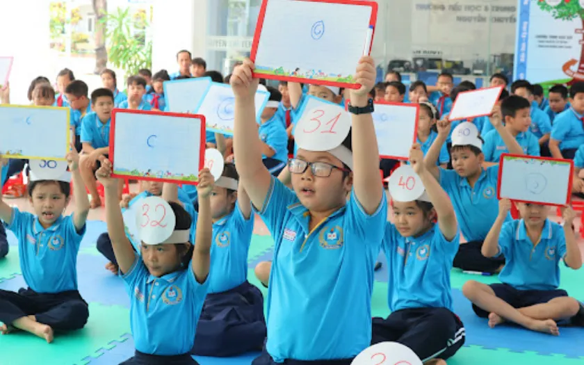 Các bé tham gia trả lời câu hỏi nhanh
