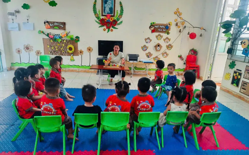 Các bé thi chạy lấy đồ vật về đích