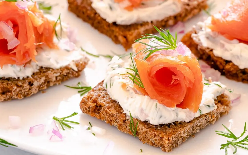 Cách làm Canapé cá hồi xông khói béo ngậy, thanh mát và sang trọng cho tiệc tại nhà