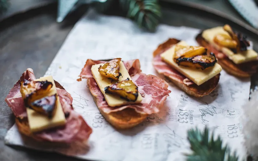 Cách làm Canapé ham & dứa mặn ngọt, tươi ngon, tạo điểm nhấn cho bàn tiệc