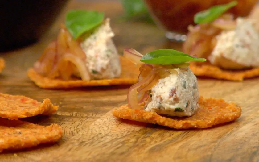 Cách làm Canapé hạnh nhân béo bùi kết hợp phô mai kem, ngọt nhẹ và tinh tế