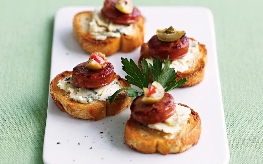 Cách làm Canapé xúc xích phô mai nóng hổi, giòn thơm, phù hợp mọi lứa tuổi