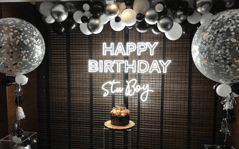 Chữ Happy Birthday và đèn LED tạo hiệu ứng lung linh cho trang trí tiệc sinh nhật tại nhà