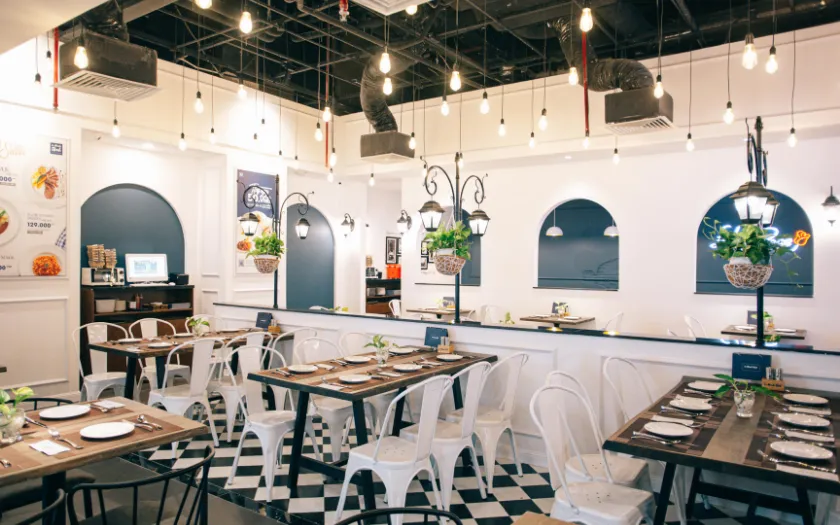 Le Monde Steak mở ra không gian Pháp ấm cúng cho tiệc sinh nhật hai người