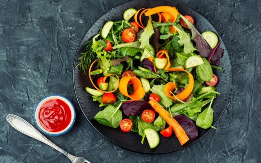 Món khai vị nhẹ như súp, salad giúp kích thích vị giác khi tổ chức tiệc sinh nhật tại nhà