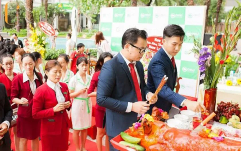 Thắp nhang và khấn thành tâm trong lễ khai trương văn phòng để cầu tài lộc và may mắn