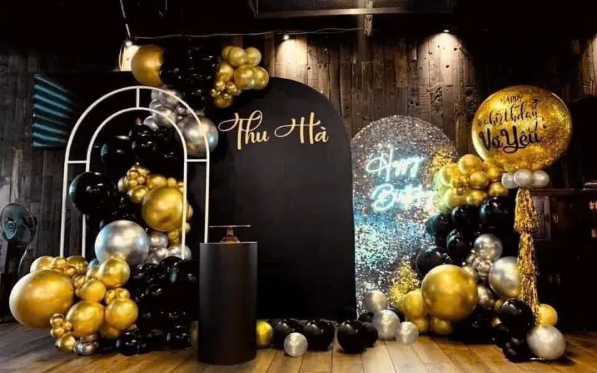 Tông vàng – trắng – đen, tạo không gian trang trí tiệc sinh nhật tại nhà đẳng cấp