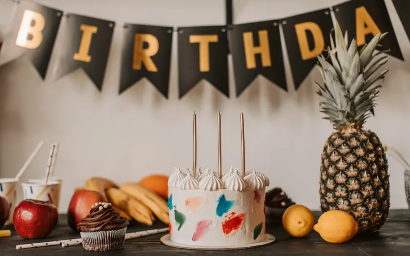 Trang trí tiệc sinh nhật tại nhà với tông màu trung tính, gọn gàng và tinh tế