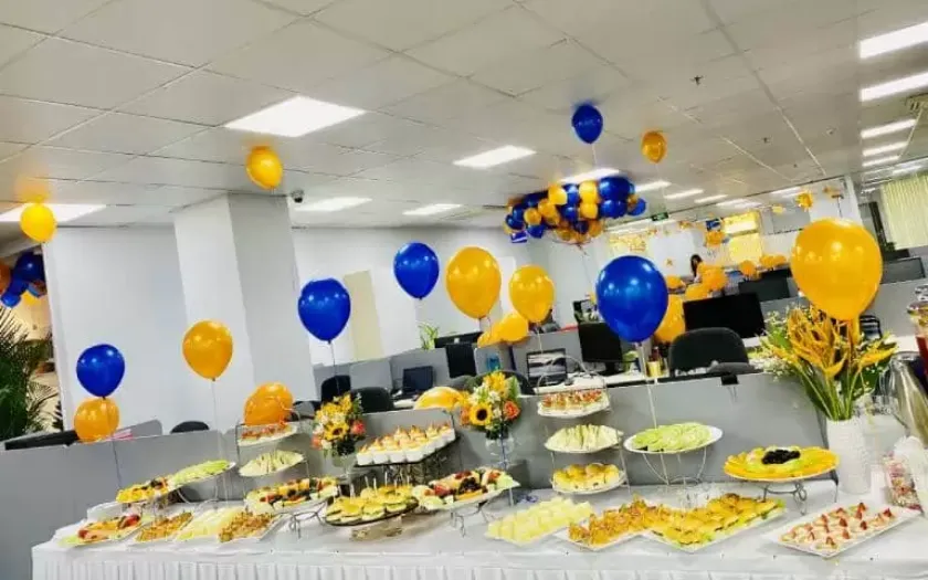 Trang trí tiệc sinh nhật tại văn phòng gọn gàng, chuyên nghiệp, dễ thực hiện
