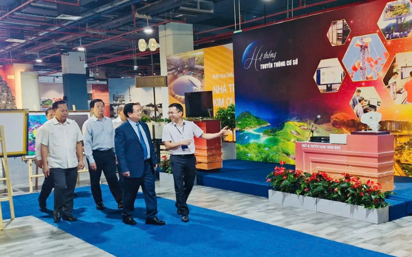 Triển lãm hình ảnh, video và sản phẩm làm khai trương văn phòng sinh động và chuyên nghiệp