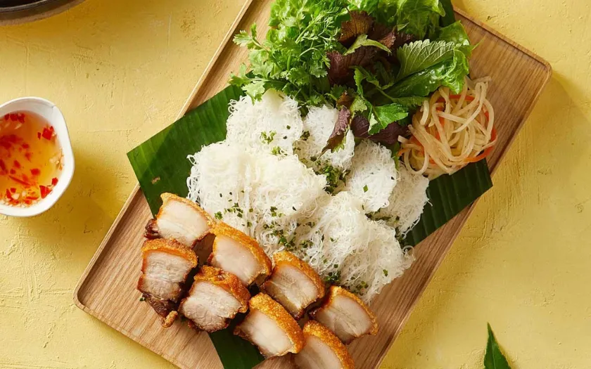 Bánh hỏi thường ăn kèm mỡ hành, lá hẹ và các món mặn như thịt quay hay chả