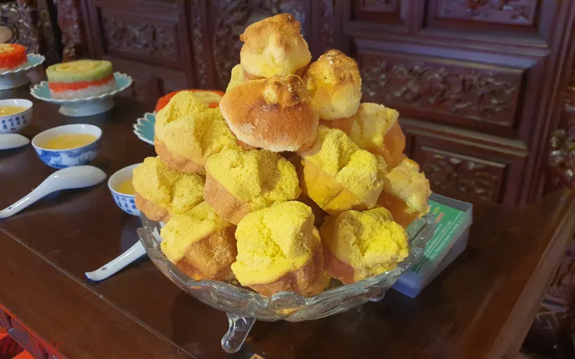 Bánh thuẫn có hình dáng giống hoa mai nở, tượng trưng cho sự may mắn, sung túc