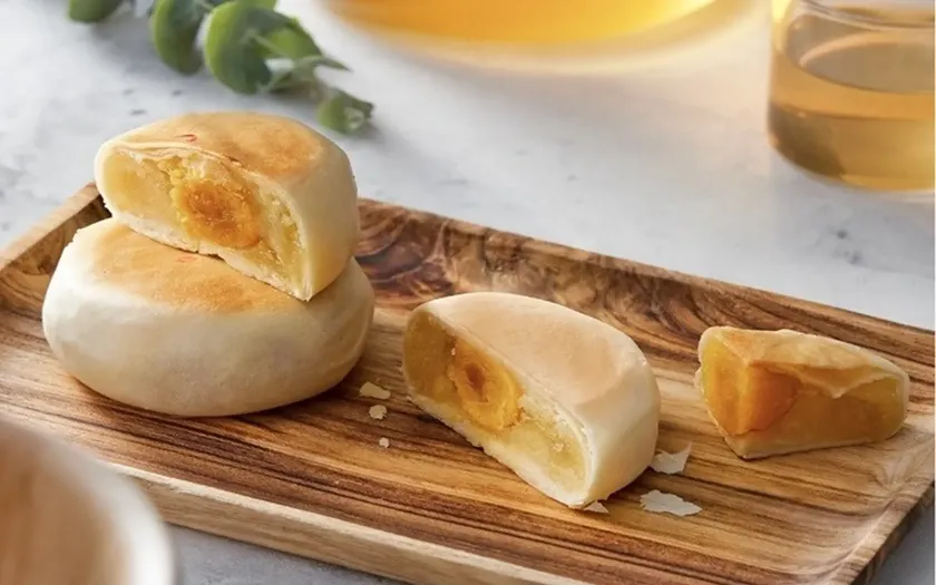 Bánh pía gây ấn tượng với lớp vỏ mỏng nhiều tầng và phần nhân béo ngậy