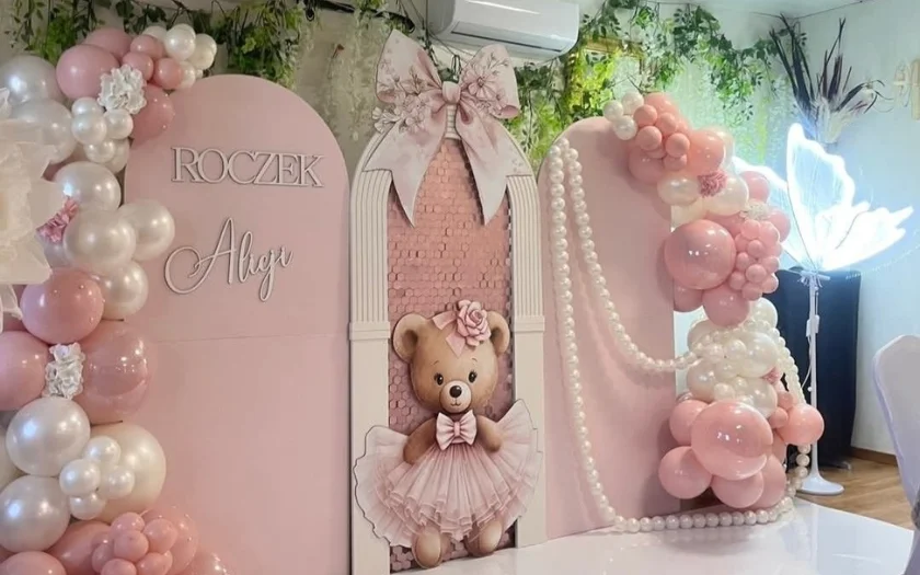 Backdrop được trang trí đủ ánh sáng và phụ kiện bắt mắt