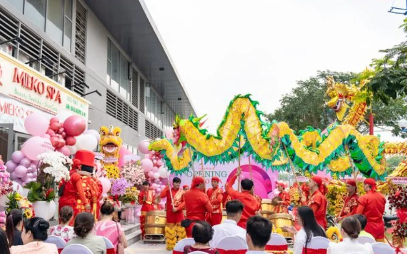 Hoạt động khai trương văn phòng với múa lân sôi động với quy mô lớn