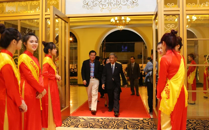 Đón tiếp khách mời tại khu vực check-in với nhân sự hướng dẫn