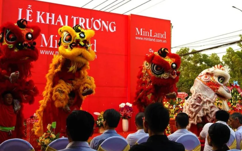 Khai mạc chương trình với tiết mục múa lân sôi động trên sân khấu khai trương