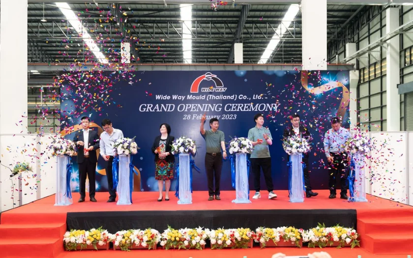 Nghi thức cắt băng khai trương trang trọng