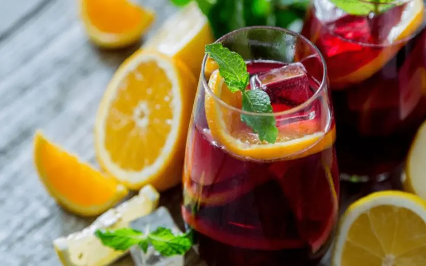 Sangria là đại diện tiêu biểu của phong cách tiệc Địa Trung Hải