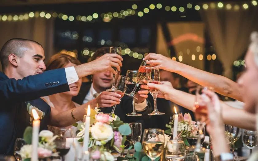 Tiệc cocktail cưới thường chú trọng vào yếu tố trang trí như hoa tươi, ánh sáng