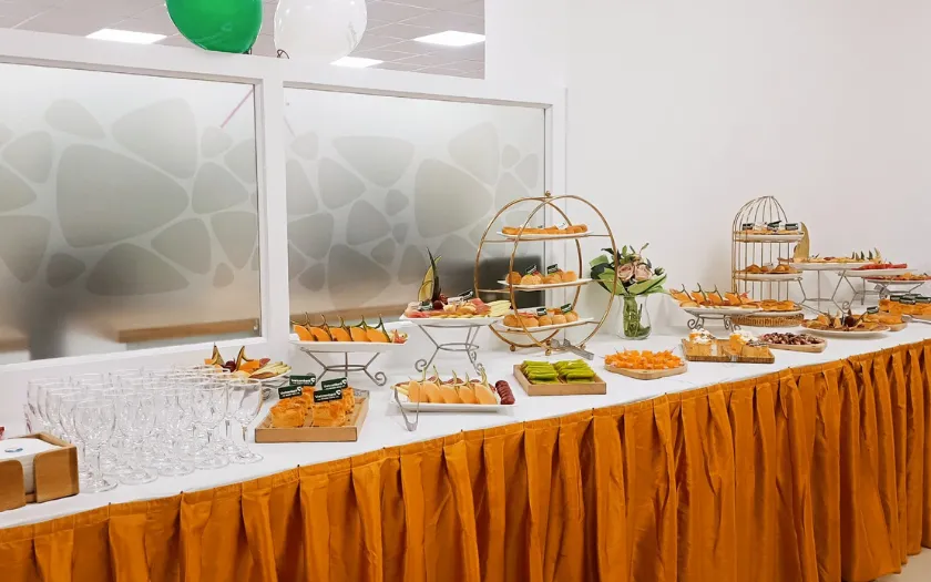 Thực đơn Tea Break đa dạng với bánh cao cấp, trái cây tươi và thức uống.