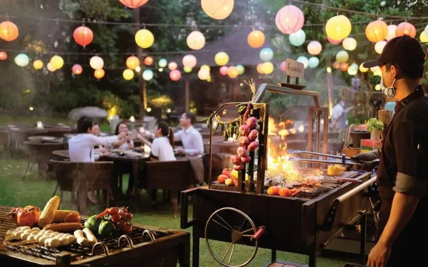 Không cần nhà hàng sang trọng, tiệc BBQ lưu động vẫn mang đến cảm giác gần gũi và thoải mái tối đa cho khách mời