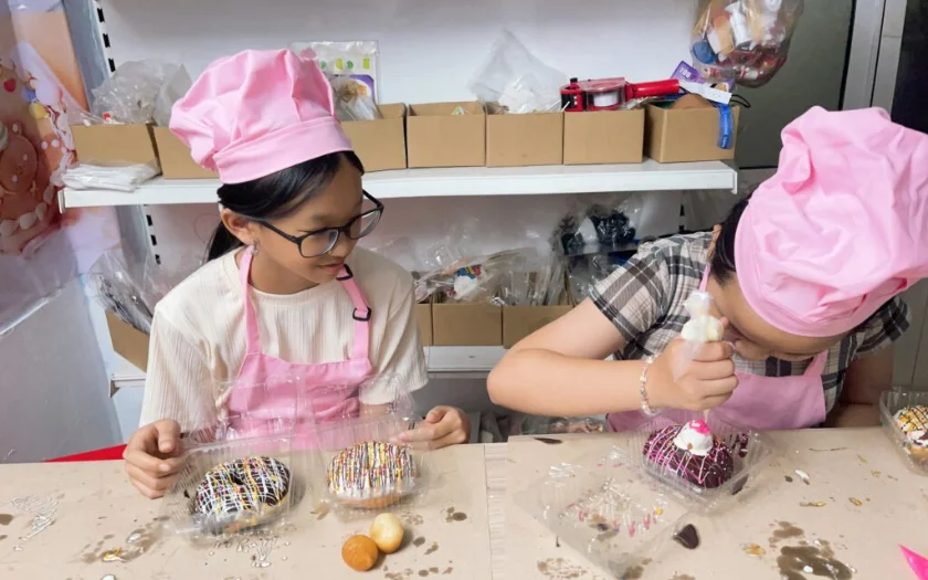 Hoạt động workshop làm bánh cùng nhau trong tiệc sinh nhật