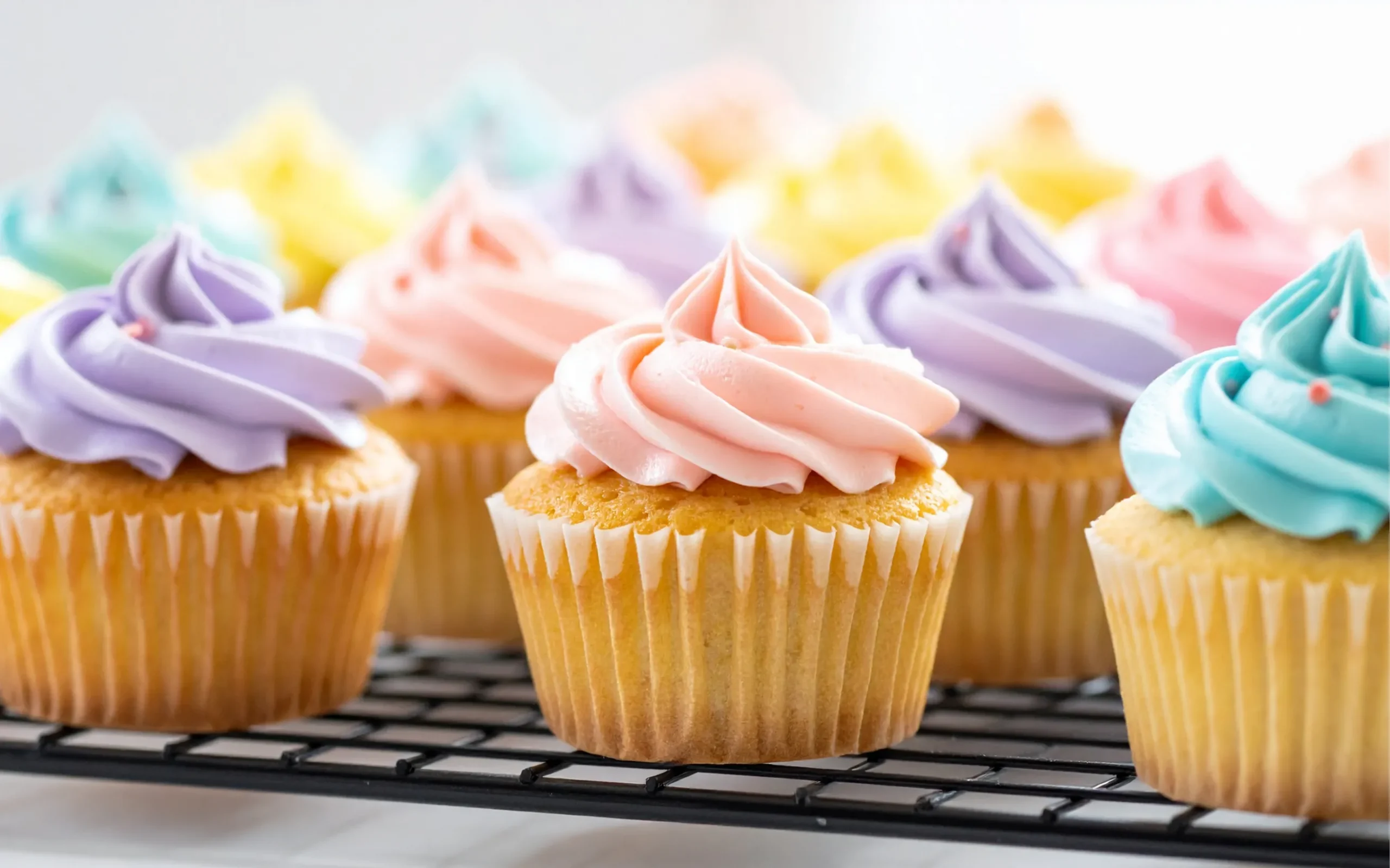 Buffet bánh cupcake mini nhiều màu sắc cho trẻ mầm non