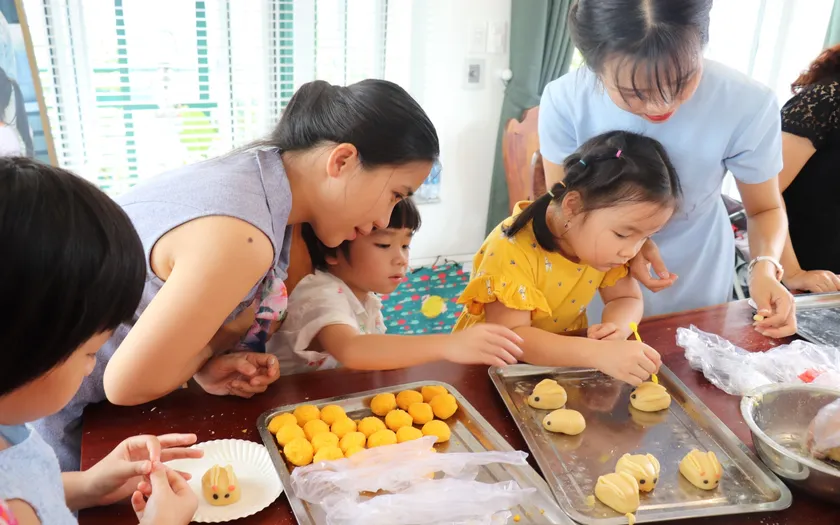 Các bé sẽ được tự tay tạo ra những chiếc bánh thơm ngon