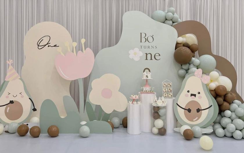 Mẫu trang trí tiệc thôi nôi dựa theo tên ở nhà của bé