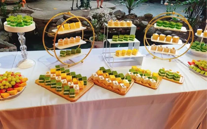 Các loại bánh ngọt được bày trí đẹp mắt, đa dạng hương vị, tạo điểm nhấn cho bữa tiệc 