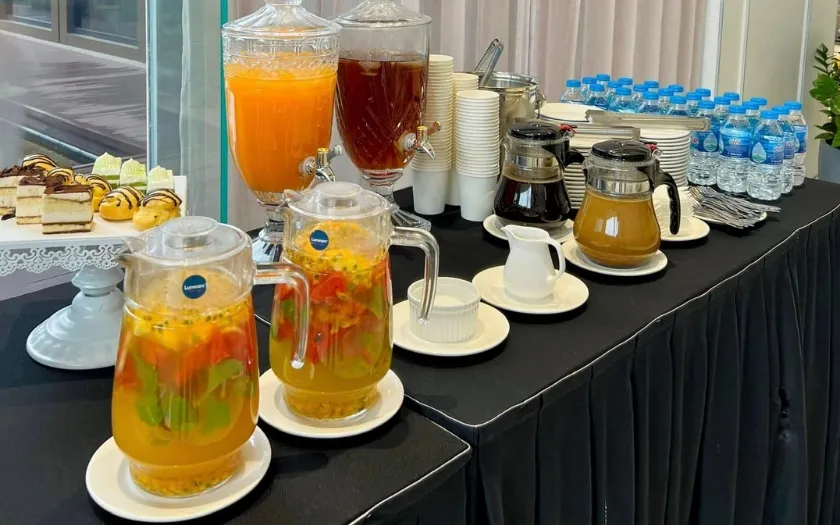 Các loại đồ uống thanh mát góp phần hoàn thiện trải nghiệm tiệc Tea Break 