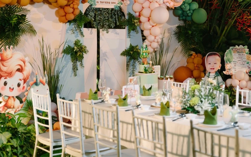 Trang trí tiệc thôi nôi ngoài trời khu vực backdrop, bàn tiệc