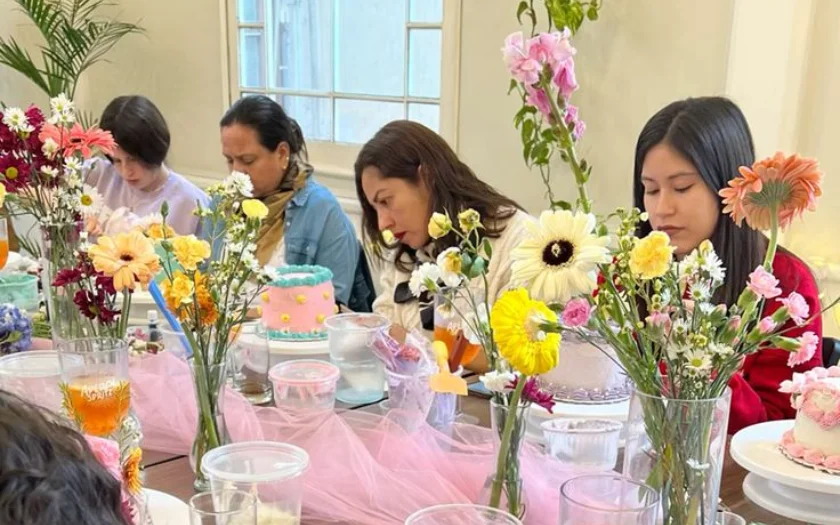 Mọi người cùng nhau cắm hoa và trang trí bánh kem