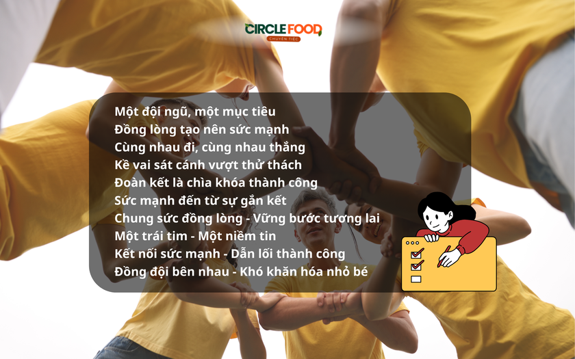 Tập thể nhân viên team building cùng nhau nắm tay thể hiện tinh thần đoàn kết gắn bó