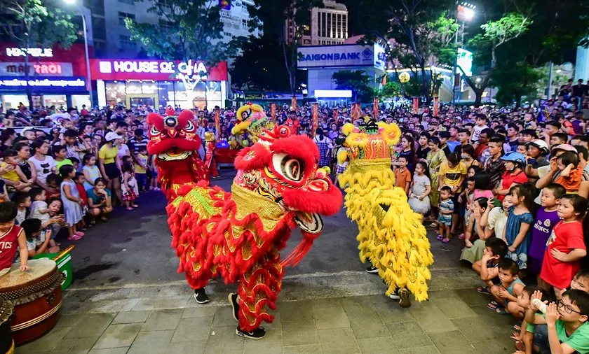 Bạn có thể thuê đội múa lân chuyên nghiệp để có những màn biểu diễn ấn tượng hơn