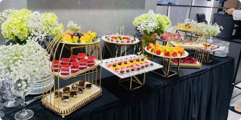 Bàn tiệc ngọt tone đen – vàng gold sang trọng do Circle Food chuẩn bị