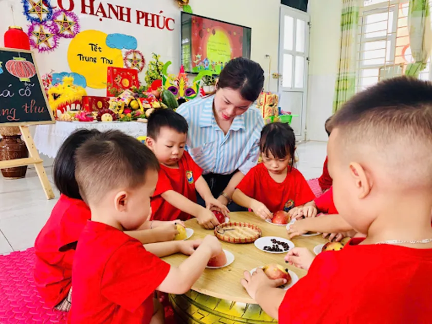 Các bé hào hứng học bày mâm ngũ quả Trung Thu, tạo nên những mâm quả thật đẹp