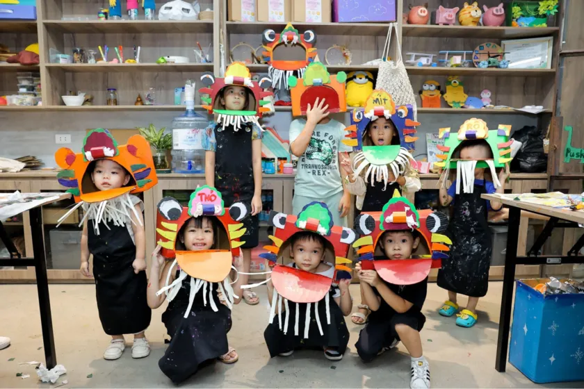 Còn gì tuyệt hơn khi để các bạn sáng tạo ra những chiếc đầu lân trong dịp trung thu