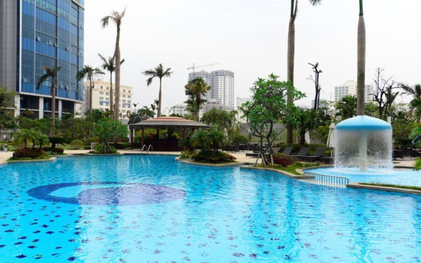 Garden Pool tọa lạc giữa khu vườn ngoài trời, tựa như một khu resort châu Âu hiện đại