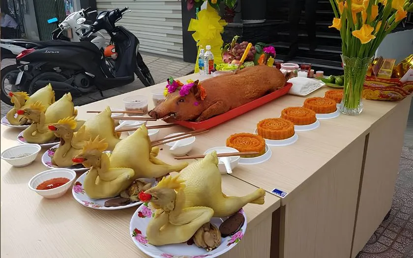Heo quay, gà luộc và xôi thường là những lễ vật chính trong mâm cúng khai trương