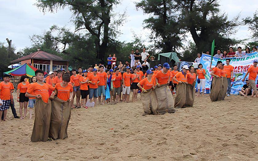 Hoạt động tham gia nhảy bao bố đôi trong trò chơi team building ngoài trời (Nguồn: Internet)