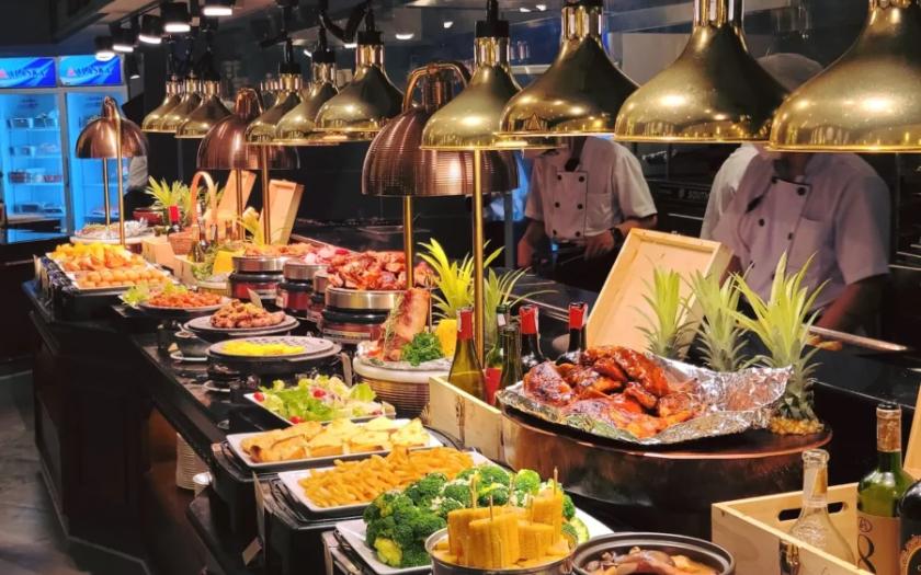 Không gian sang trọng với quầy buffet hải sản và món Âu bày trí tinh tế tại Maison Sen
