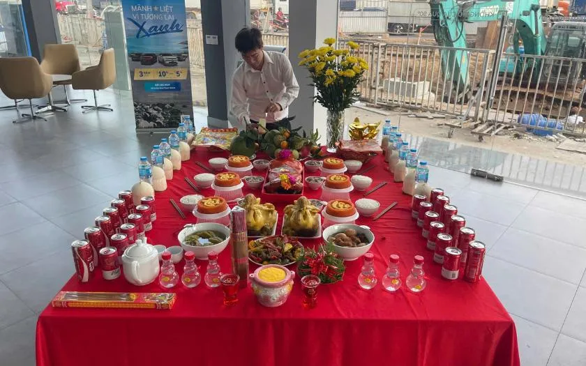 Người đại diện doanh nghiệp tiến hành thắp nhang và đọc văn khấn khai trương