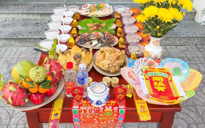 Nhang, đèn cầy và giấy tiền vàng mã là những vật phẩm phụ quan trọng trong lễ cúng khai trương