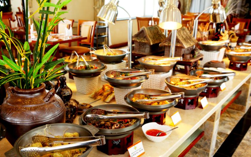 Quầy buffet ấm cúng với đa dạng món Việt truyền thống tại Buffet Sen Việt