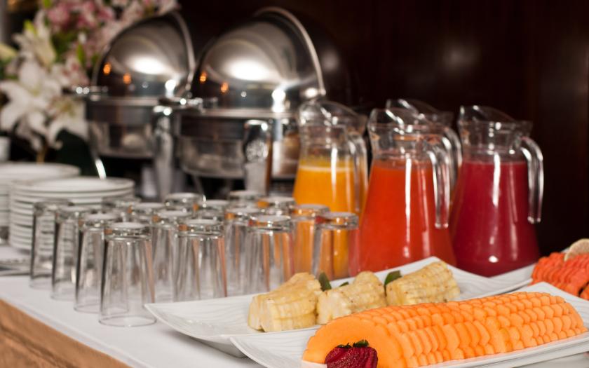 Tiệc buffet cho trẻ sử dụng nước trái cây tươi