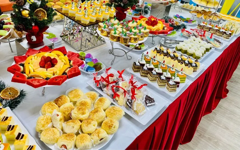 Bàn tiệc nổi bật với nhiều loại bánh ngọt được trình bày đẹp mắt